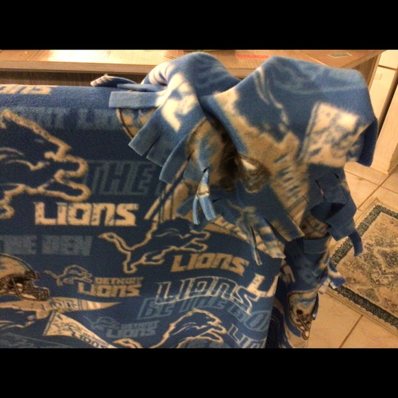 Detroit Lions decorative fringed throw￼ - Picture 4 of 5